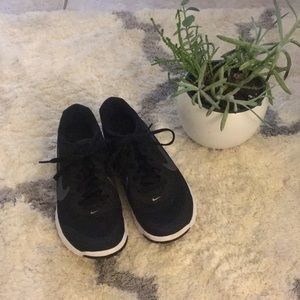 BLACK NIKE 6.5